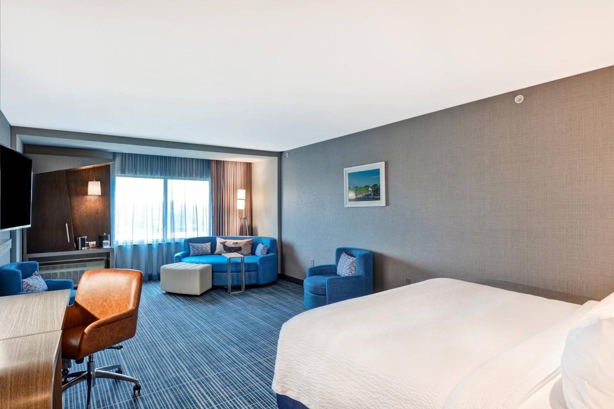 Отель Courtyard By Marriott Long Island Islip/Courthouse Complex Сентрал-Айлип Экстерьер фото