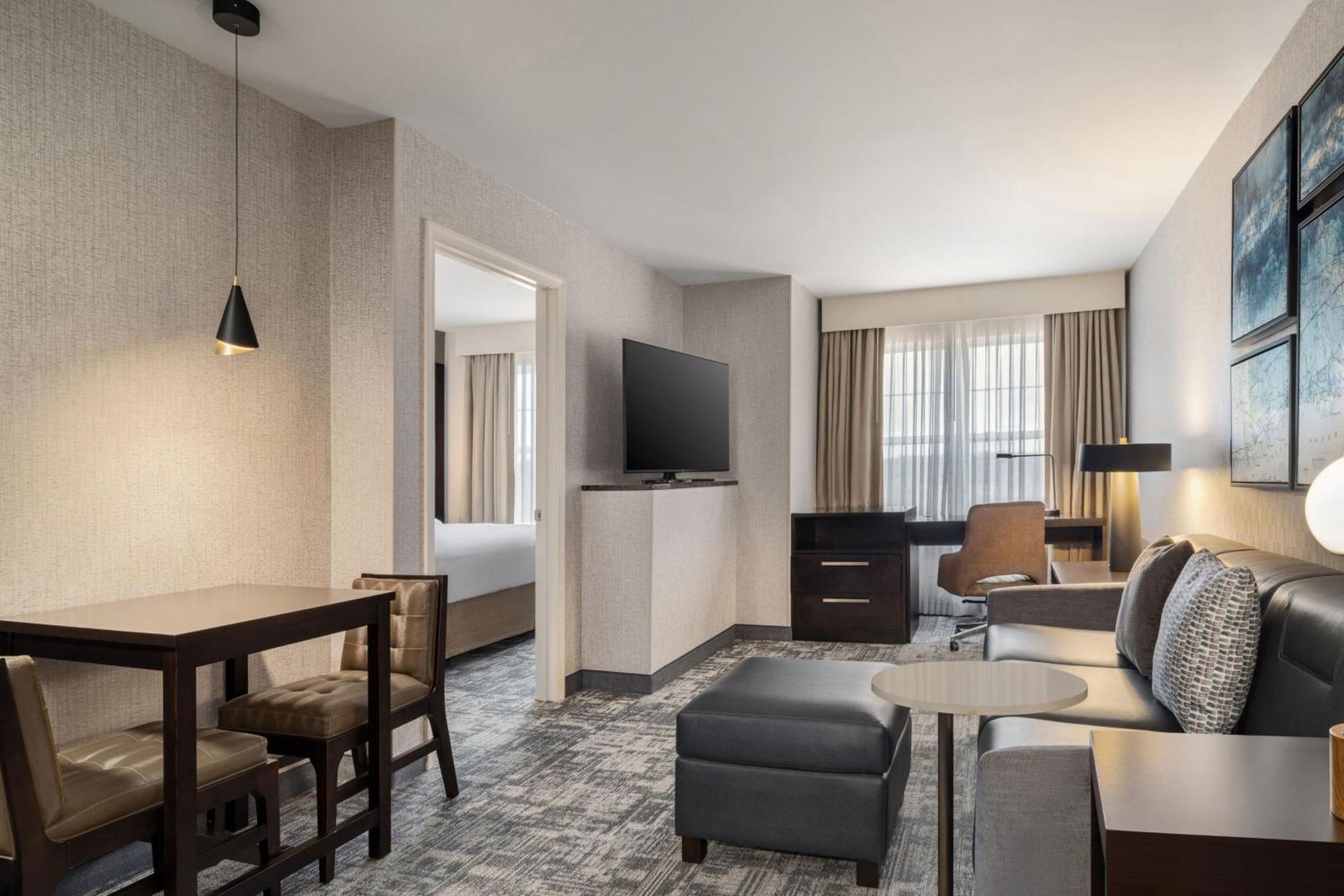 Отель Courtyard By Marriott Long Island Islip/Courthouse Complex Сентрал-Айлип Экстерьер фото