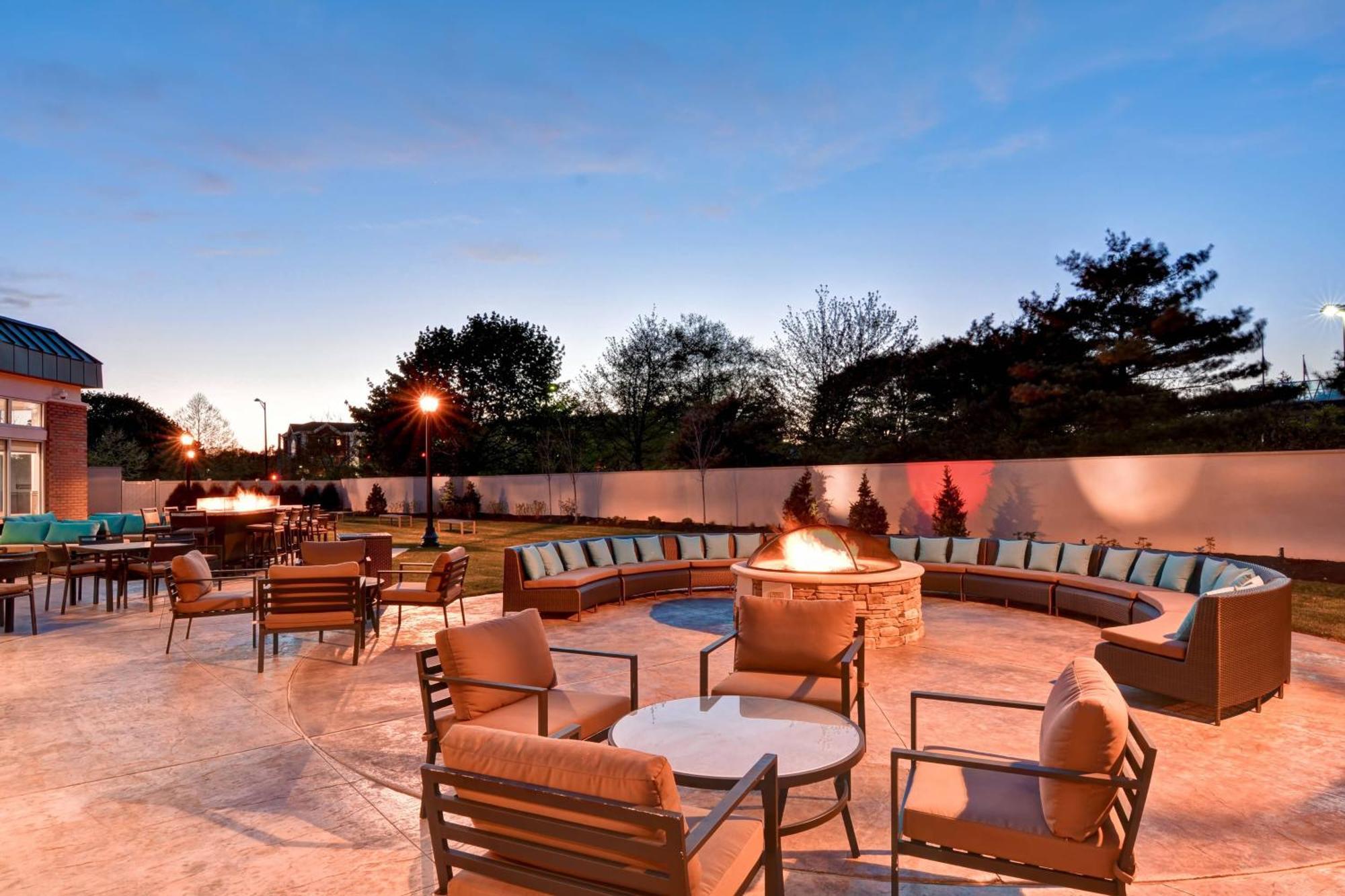 Отель Courtyard By Marriott Long Island Islip/Courthouse Complex Сентрал-Айлип Экстерьер фото