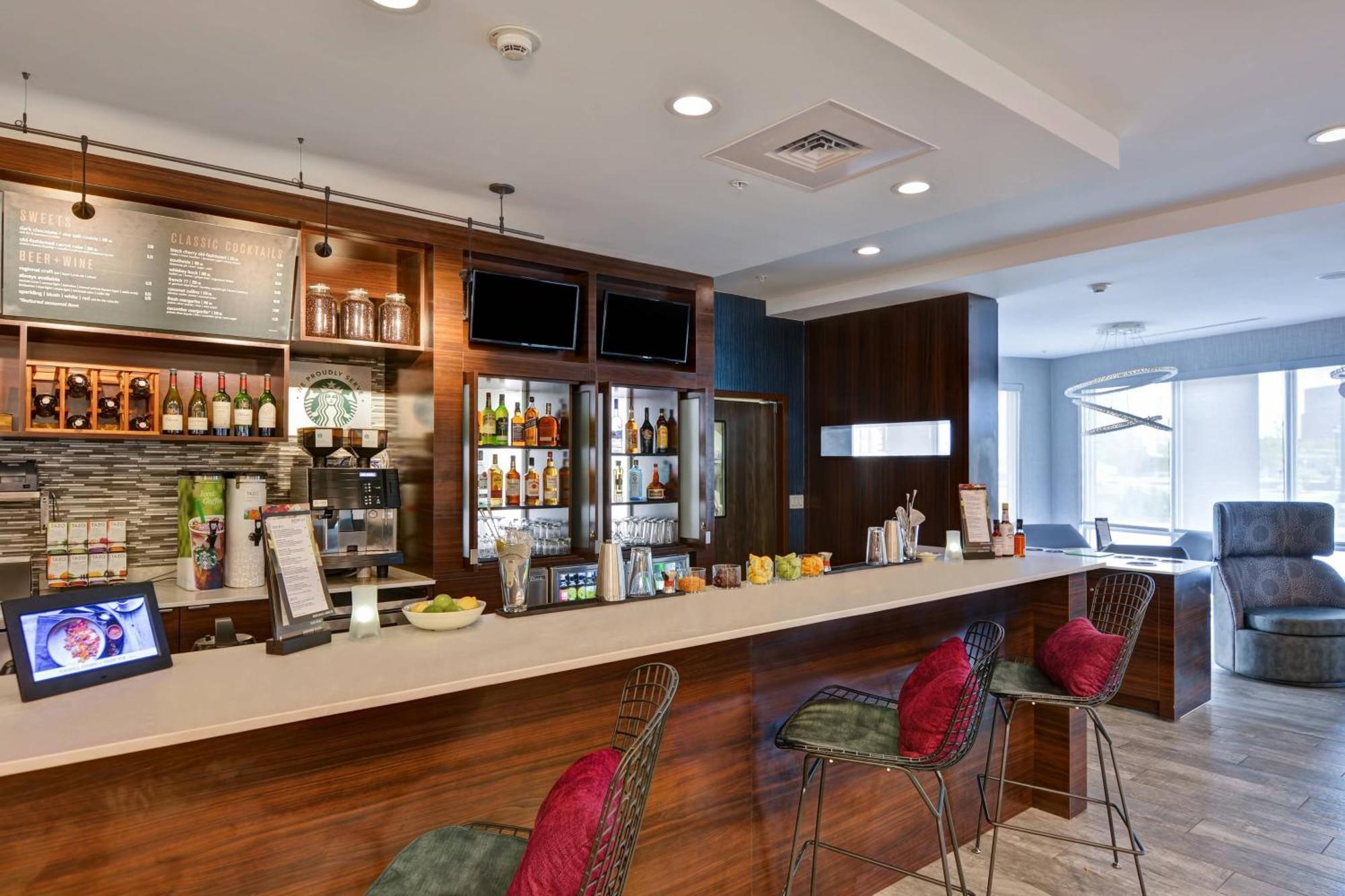 Отель Courtyard By Marriott Long Island Islip/Courthouse Complex Сентрал-Айлип Экстерьер фото