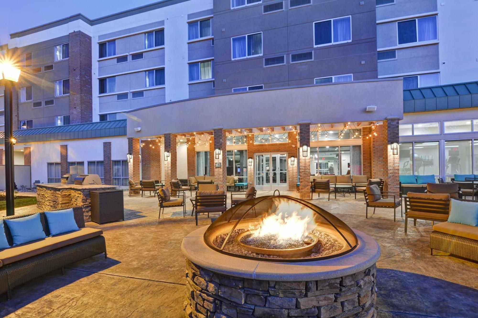 Отель Courtyard By Marriott Long Island Islip/Courthouse Complex Сентрал-Айлип Экстерьер фото
