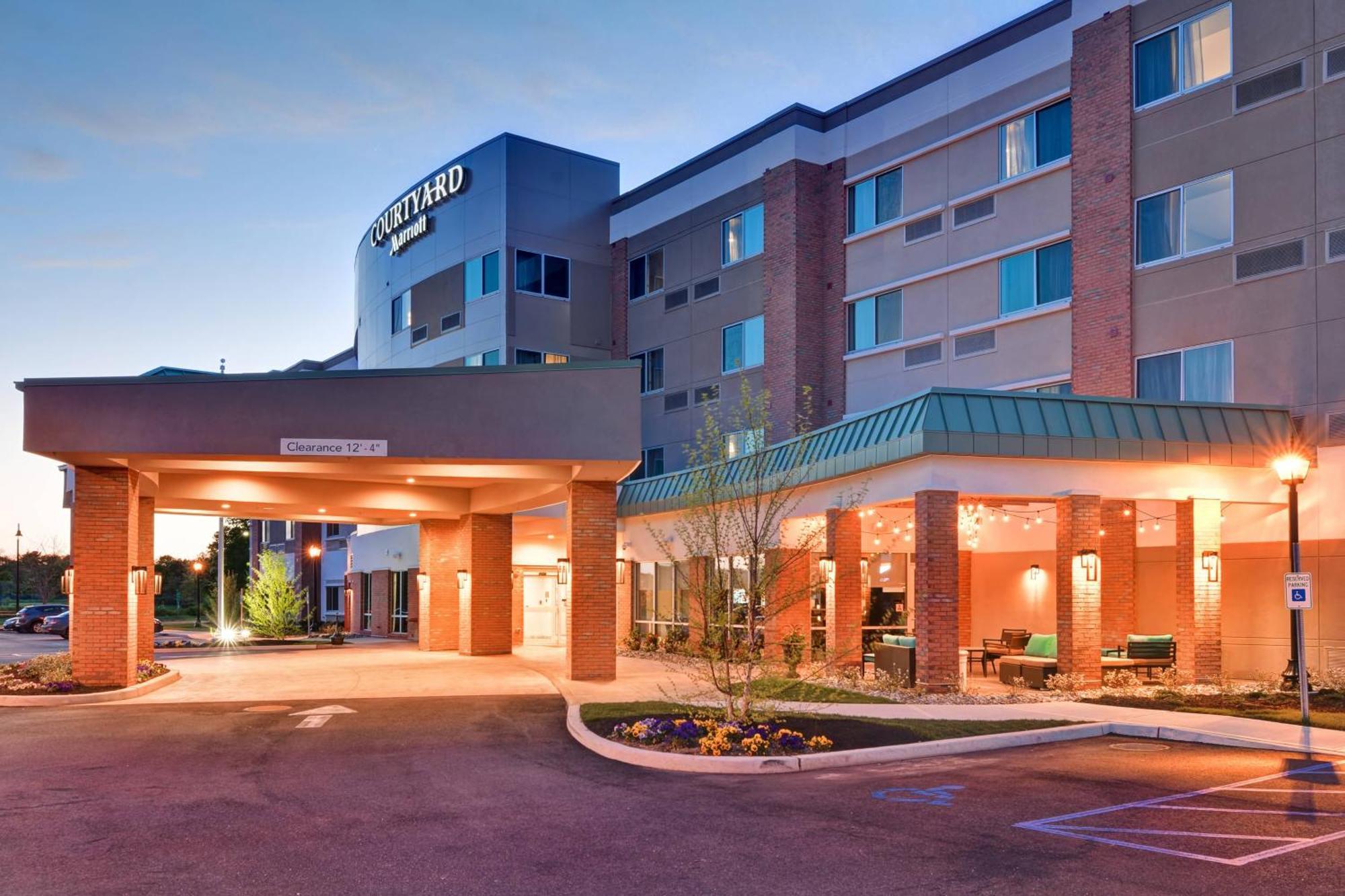 Отель Courtyard By Marriott Long Island Islip/Courthouse Complex Сентрал-Айлип Экстерьер фото